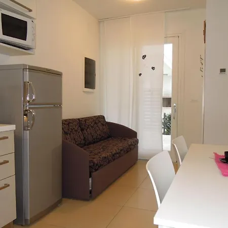 Pool-view Flat With Fenced Garden * 比比翁