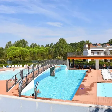 Pool-view Flat With Fenced Garden Apartamento