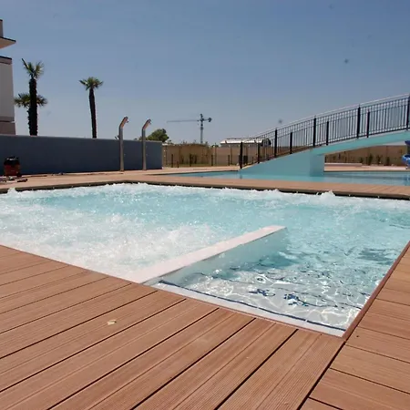 Soak Up The Sun In Poolside Flat דירה *