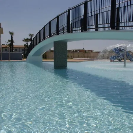 Soak Up The Sun In Poolside Flat דירה *